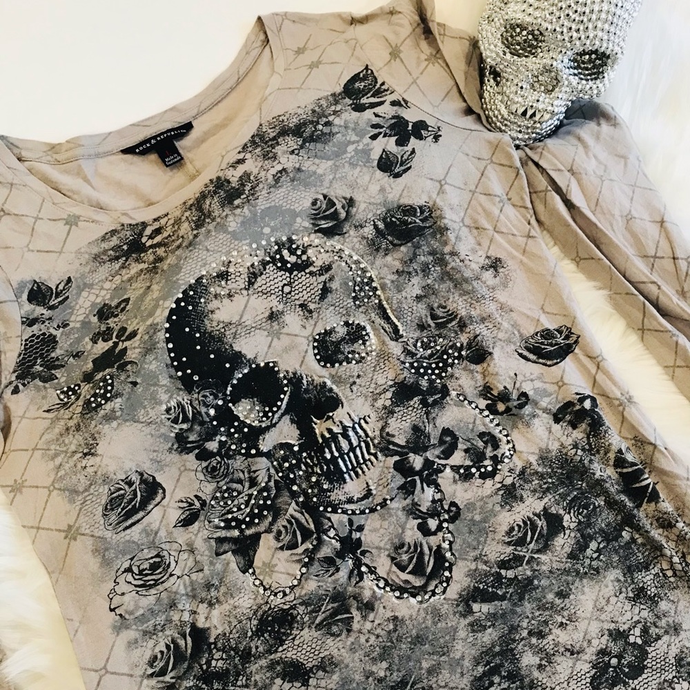 Rock & Republic- long sleeved crystal skull tee